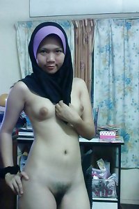 malay- awek tudung posing bogel